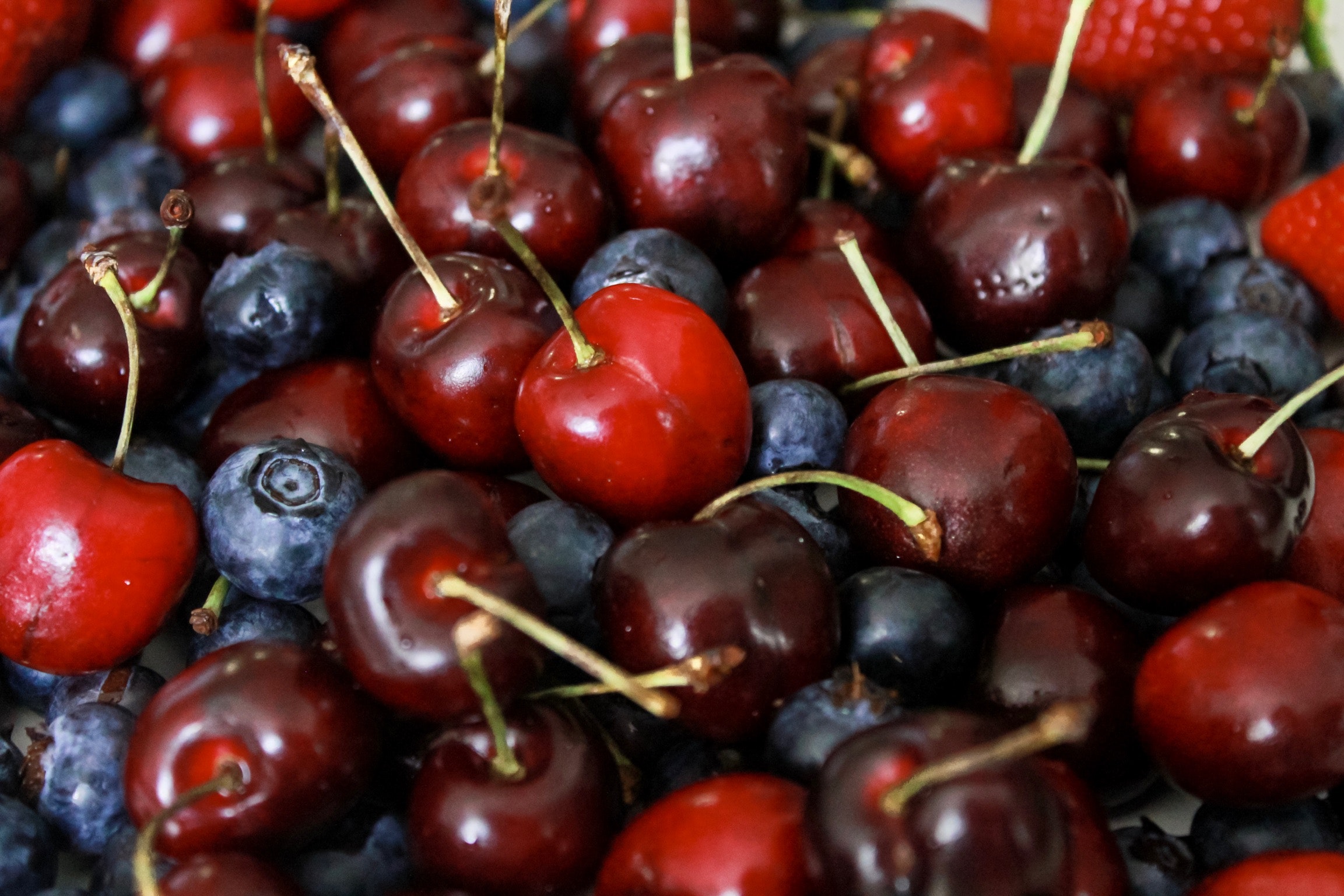 berries-blackberries-cherries-close-up-1149017